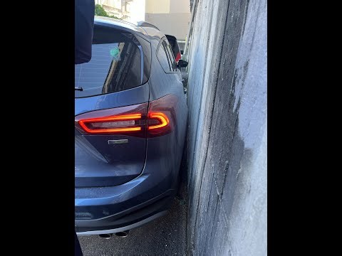 Ford Focus Active Wagon 路邊停車