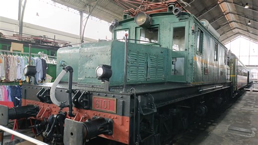 La Norte 6101 (Renfe 261-001-2) construida en la parte eléctrica por Westinghouse Electric de Pittsburg, Pennsylvania, EEUU y en la parte mecánica Baldwin Locomotive Works de Philadelphia, Pennsylvania, EEUU y en la parte mecánica y montaje final por la Sociedad Española de Construcción Naval en el año 1924, la vemos en Madrid Delicias el 10 de Mayo de 2025. Estas Locomotoras eléctricas de Corriente Continúa a 3000 voltios fueron las primeras locomotoras eléctricas en prestar servicio en el Puer