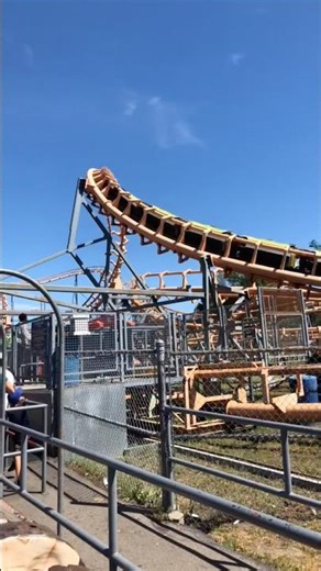 I always wish La Ronde was treated right #montreal #laronde #canada #coaster