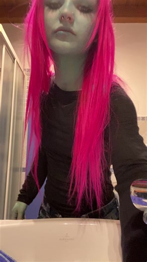 confetti falling down my head🔫 #pinkhair #alien #hotpinkhair