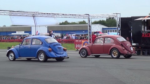 Classic VW Beetle drag race gets surprisingly close
