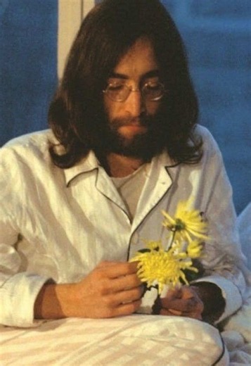 And i love the way he draws himself 😭 (NONE OF THE ART IN THE VID IS MINE !!) #thebeatles #johnlennon #art #fyp #viral