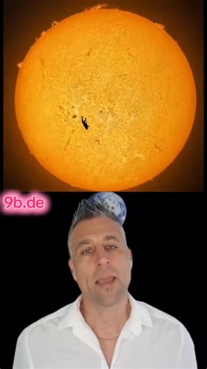 9b.de - Magazin on Instagram: "Ist das wirklich das beste Bild der Welt? Ein Fotograf aus Arizona hat einen Moment eingefangen, der eigentlich unmöglich erscheint: Ein Fallschirmspringer kreuzt exakt die Sonne, 93 Millionen Meilen entfernt, perfekt getimt, perfekt berechnet. Kein Zufall, sondern Präzision, Planung und echtes fotografisches Können. Das Bild von Andrew McCarthy geht gerade viral, weil es eine größere Frage aufwirft: Haben reale Aufnahmen in einer Welt voller perfekter KI-Bilder no