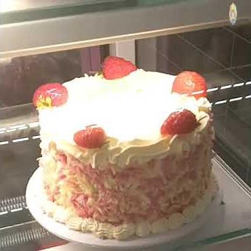 CAKES 🎂 AND PASTRIES IN ASDA DELICIOUS BIRTHDAY CAKE 🎂IN ASDA🥰💫