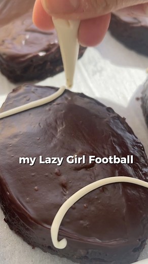 🏈🍫 Game Day Just Got Sweeter! These fudgy football brownies are the ultimate Super Bowl snack—rich, chewy, and topped with the perfect chocolatey laces! Whether you’re in it for the game, the commercials, or just the snacks (no judgment 😉), these brownies will have everyone at your party coming back for more. Pair them with your favorite game-day dips, wings, and drinks, and you’ve got a winning spread! Who are you rooting for this Sunday? Let me know in the comments! ⬇️🏟️🔥 ✨ Here’s how to 