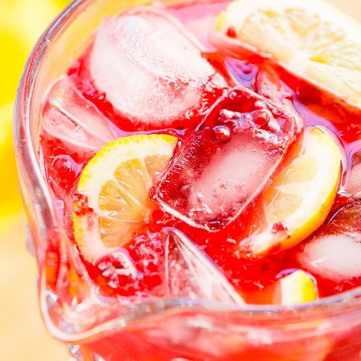 This SPARKLING RASPBERRY LEMONADE is a delicious and refreshing fruity drink that's made with raspberries, lemons, simple syrup, and club soda. RECIPE: https://www.sugarandsoul.co/sparkling-raspberry-lemonade-recipe/ | Sugar & Soul