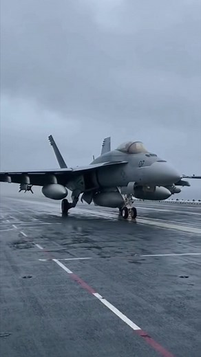 US jet fighter taking off in severe storm 😱😱#pilot #pilotlife #jetemergency #jets #usaarmy #usarmy AI Simulation - just for entertainment | Moto Cozy