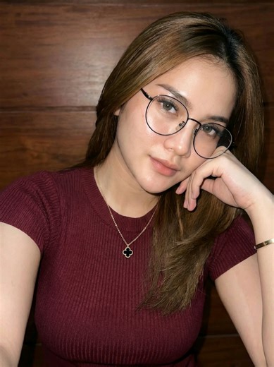 Foto Close-up Gadis Muda Bergaya Feminim dan Elegan