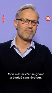 Dans un collège en REP où les professeurs sont souvent de passage, Iannis Roder a posé son cartable depuis une vingtaine d’années. Plus qu’un enseignant d’histoire-géographie, il est aujourd’hui devenu un référent pour des élèves en quête de reconnaissance. 📚 bit.ly/28min2409 cc Éditions de l'Observatoire | ARTE Info