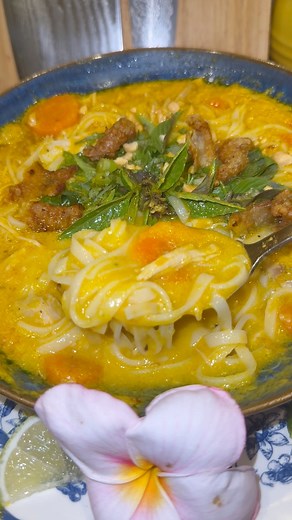 Thai inspired Chicken Noodle Soup🍲 #soup #food #dinnerideas #foodie | Eat with Alyssa