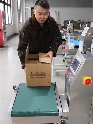 Check weigher for carton box,Unqualified product shutdown and alarm. The most cost-effective solution # Checkweigher # Weighingmachine # manufacturer # factory # packagingsolutions