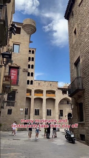 ✈️ Planning a trip to Barcelona? 🇪🇸 You NEED to know this about opening times! 🕙