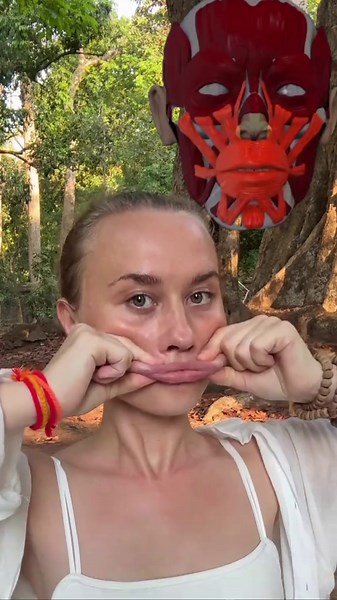 When we work with the lips, it’s not really about the lips. It’s a deep work with the nervous system, especially the vagus nerve, and with the body’s meridians. The lips are just the final point. But if: — the neck is tight — the chest is closed — the breathing is shallow 👉 the signal doesn’t travel properly 👉 Qi doesn’t rise 👉 blood doesn’t nourish the tissues And then any local exercise gives only a short or weak effect. #lips #vagusnervestimulation #neck