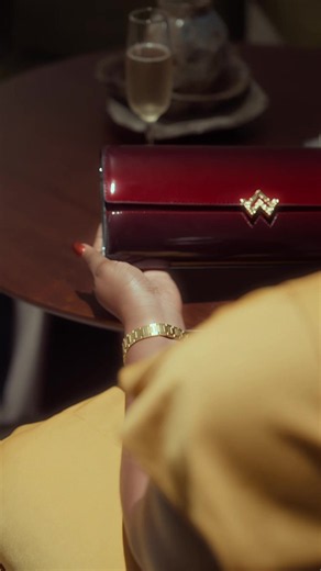 Sincèrement, Avez-vous déjà vu une pochette aussi belle ? 😍😍😍 Disponibles dans toutes nos boutiques à travers le monde et sur https://www.aliwaxcollection.com/product/pochette-first-lady-rouge-flamme/ 📍 Abidjan • Nouveau CHU d’Angré • Zone 4 – Rue du Canal • Aéroport Félix Houphouët-Boigny 📞  225 2722229530 📍 Ouagadougou • AZALAÏ Hôtel Ouagadougou 📞  226 44 09 75 33 📍 Paris • 14 Rue de Berri, 75008 – Champs-Élysées 📞  33 (0) 6 71 21 75 47 Fièrement, votre 𝐅𝐨𝐮𝐫𝐧𝐢𝐬𝐬𝐞𝐮𝐫 𝐨𝐟𝐟𝐢