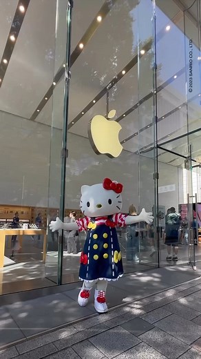 Hello Kitty hizo una visita sorpresa a Apple Omotesando en Tokio antes del lanzamiento de su nuevo juego #HelloKittyIslandAdventure Juega este viernes 28 de julio solo en #AppleArcade Más información: https://apple.co/HKIA | Hello Kitty México