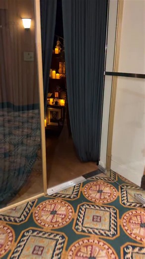 New spooky speakeasy underneath an old hotel downtown Vancouver 🪦 🧪Jinx at the Fairmont Vancouver is inspired by the curious craft of old world apothecaries, and a haunting blend of goth & glamour. 🕰️ Open Wed - Sat 5pm until midnight 🃏 Complementary tarot card readings on Wednesday evenings 630 - 830pm when you sign up for their loyalty program Get the chicken strips, they have different variations of them at these pop-ups over the years and they’re such a treat! The place is small & this w