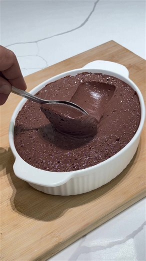 Mousse de Chocolate (sem ovo) 🍫 Esse creme aqui em casa é servido como sobremesa principal. Parece uma mousse e derrete na boca. Ingredientes: • Chocolate meio amargo – 300g (picado) • Chocolate em pó 50% – 100g • Creme de leite – 300g • Leite – 100g • Açúcar – 45g • Amido de milho – 12g • Manteiga com sal – 50g (gelada, em cubos) • Extrato de baunilha – 8g Modo de preparo: Em uma panela, misture o leite, o açúcar, o amido de milho e o creme de leite. Mexa bem até dissolver completamente. Leve 