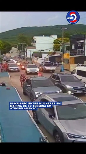 RSC Portal on Instagram: "🎥 Um vídeo que circula nas redes sociais mostra uma confusão generalizada registrada em uma marina de Governador Celso Ramos, na Grande Florianópolis, na tarde de quarta-feira (28). Nas imagens das câmeras de segurança, um grupo de mulheres aparece discutindo após um passeio de lancha. A situação rapidamente evolui para agressões físicas, com troca de socos, puxões de cabelo e tentativa de separação por pessoas que estavam no local. A briga começou no pátio da Marina S