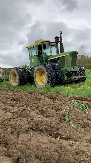 John Deere 7520 plowing | Tractor Chasers