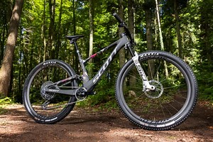 Scott's Spark RC race bike always had a remote lockout, but the latest model is now fully automatic thanks to RockShox Flight Attendant - MBR