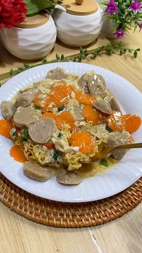 Eka Okta on Instagram: "Menu tanggal tua bikin ini aja #cooking #reels #reelsvideo #reelsviral #masak #ifumiegoreng #mie #menusederhana #resepmudah #resepnusantara"