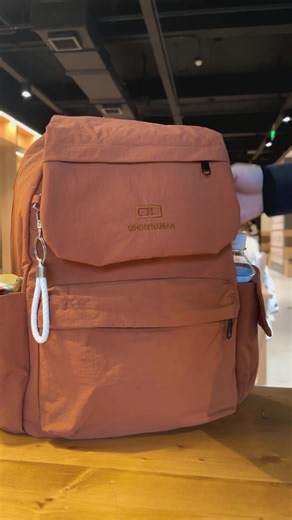 本が積み上がる自習机の上では、秩序こそが生産性です。 このリュックは科学的な仕切りを内蔵：独立したPCポケット、縦型書類ポケット、メッシュ収納ポケット、ペン差しまで。学習道具に居場所を。軽量な撥水素材が本を守り、フタのデザインでイヤホンや文房具に素早くアクセス。 背負っていることを忘れる軽さで、集中力だけが高まります。 あなたの学習空間に、こんな収納ソリューションを取り入れてみませんか？ #整理整頓 #収納術リュック #学習効率化 #デスク周り整理 #仕切り完備