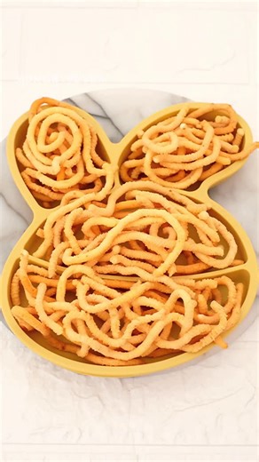 HARTANTO on Instagram: "🐛 ULAT SUTRA KEJU 🐛 Night before CNY pasti selalu bikin ini, soalnya bikin nya paling gampang. Biar tamu yang datang nggak cuma craving yang manis doank tapi ada yang asin juga. Kalau uda makan 1, siap-siap ketagihan ya. Asin, gurih, cheessy, dan berlada 🧀🧀🧀🧀🧀🧀 . 5-6 butir Telur 500g Tepung Ketan Putih 350g Cheddar Cheese (parut) 2 sdm Bawang Putih (cincang halus) Lada Kaldu Bubuk Micin . [TIPS] Adonan awal nya pakai 5 telur dulu. Ambil sebagian adonan untuk test 