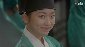 Kim Seul Gi, the original crossdressing eunuch in 'Splash Splash Love' makes a cameo in 'Moonlight Drawn by Clouds'! http://bit.ly/2e5w6Gs | Viki