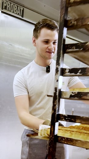 Bas heeft weer heerlijke amandelstaven gemaakt! Krokant bladerdeeg gevuld met 100% amandelspijs. Vers uit de oven en klaar om mee te nemen. Kom jij 'm proeven? ☺️ | Bakker Hilvers