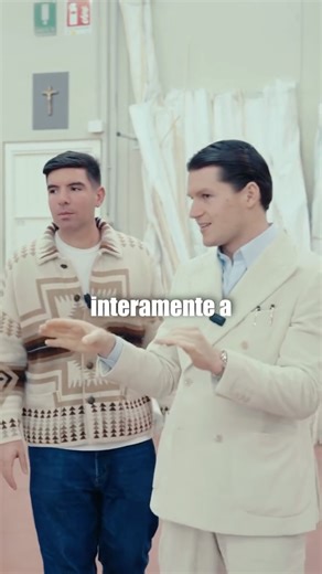 Salvatore Varriale on Instagram: "Oggi pubblichiamo un primo estratto della nostra giornata in Bonacina 1889. In questo passaggio entriamo nel cuore della produzione, ed Elia Bonacina ci racconta le principali lavorazioni e materiali utilizzati. Come vedete i processi sono tutti fatti a mano, e si utilizza il giunco nelle in tutte le sue declinazioni, dal massello, con o senza corteccia, al midollino, perfetto per creare intrecci allo stesso tempo bellissimi e molto solidi. L’episodio lo trovate