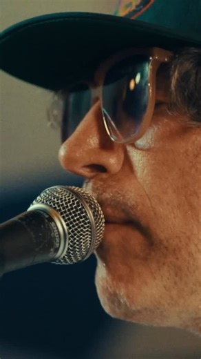 Gruff Rhys on Instagram: "Fideo o’r gig cyfrinachol yn @greenmanfest hefo grwp GR Logistics yn perfformio Taro #1 + #2 o fy albwm newydd ‘Dim Probs’ 🎥 Video of my secret gig at @greenmanfest with the GR Logistics group performing Taro #1 + #2 from my new album ‘Dim Probs’ 🎥 Drymiau @kliphscurlock Piano @osiangwynedd Gitar/mellotron @bitwbitwbitw Bâs - Stephen Black Dim Probs ar gael drwy’r linc yn y bio 🔗💿 Tocynnau ar gyfer gweddill fy nhaith solo ‘Dim Probs’ yng Nghymru, Lloegr, yr UDA ac E