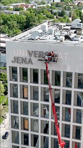 Neue Leuchtschrift am Tower vom neuen Campus Inselplatz #UniJena #CampusLife #LightLifeLiberty #Jena