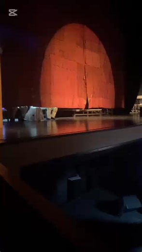 𝐌𝐘𝐑𝐎𝐍 𝐌𝐈𝐂𝐇𝐀𝐈𝐋𝐈𝐃𝐈𝐒 on Instagram: "“Είσαι μήπως άνθρωπος; Εσύ είσαι παλιάτσος!” Τεχνική δοκιμή της όπερας “Παλιάτσοι”, με σκηνικά, φώτα, κοστούμια, μακιγιάζ. Όλοι οι τραγουδιστές επί σκηνής. Ο σκηνοθέτης συντονίζει τη δράση. Ο μαέστρος σηκώνει την μπαγκέτα για να δώσει ρυθμό και ένταση στο δράμα. Λίγες μέρες πριν από την επίσημη αυλαία που θα αποκαλύψει την τραγωδία πίσω από τη μάσκα. Στα παρασκήνια, οι αφανείς ήρωες της παράστασης προετοιμάζουν τους πρωταγωνιστές για να βγει άρτια