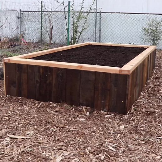 DIY Pallet Raised Bed 🪴♻️ Build a free raised bed with recycled pallets and grow your dream garden. Make sure the pallets have an HT stamp on them, that stands for heat treated. Avoid all pallets that have an MB stamp on them, that stands for Methyl bromide and is toxic. If you don’t have the skills, tools, or time to build a pallet raised bed you can get a metal raised bed from my shop. They are super easy to build, no skills required, no tools required and will last for over 20 years. Grab a 