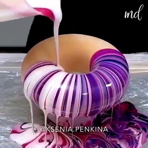 Check out some impressive techniques to help you make a picturesque mirror glaze cake! By: ksenia.penkina | MetDaan Cakes