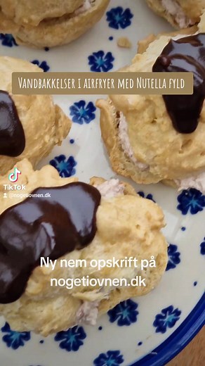 Vandbakkelse i airfryer er så nemme og hurtige at lave og de smager skønt! Disse er med Nutella fyld - uhm 😋 Kan også laves i ovn. Ny nem opskrift på nogetiovnen.dk #vandbakkelse #airfryer #kage #airfryerrecipes #airfryeropskrift #nogetiovnen #cake #nutella | Noget i ovnen hos bagenørden