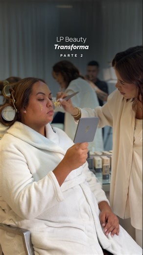 Letícia de Paula Souza on Instagram: "A Jussara ainda não revelou o que fez no cabelo 👀 mas já deu o primeiro passo rumo à transformação que vai mudar sua vida… Chegou a hora do tão sonhado curso profissional de automaquiagem com a @leticiadepaulaoficial 🩶⚡️ - PARCEIROS 🫂✨ Espaço: @nbhouseconcept Maquiagem: @lpbeautyoficial Acessórios: @finajoiasss Roupas: @emporiorizzi Kit devocional: @idc.irmasdocoque"