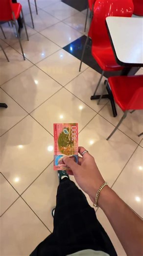 ¿UNA BURGER O QUE? 🍔😎 on Instagram: "📍Este viernes 30 de enero vamos à cerrar él mes como sé debe 🥳 Te traemos la cheese burger 🍔a 700 colones y por sí fuera poco nuestras Rocket fries 🍟 a 1500 colones 😱 No te lo pierdas!!! 😎 #rocketburger#hambruguesasdecoatarica#burgers#dondecomerencostarica#restaurantesdecostaricahamburguesas"