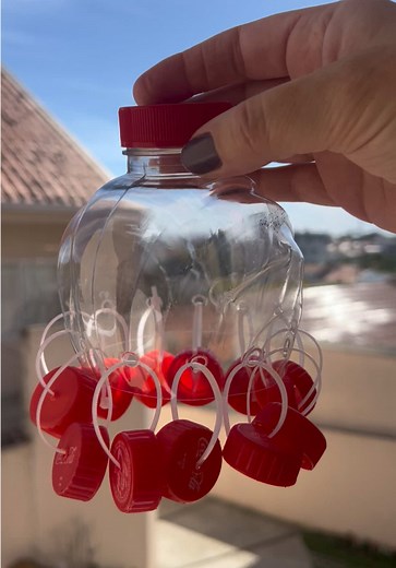 Chocalho reciclado com garrafa e tampinhas — som potente