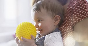 5 façons de développer le sens du toucher chez Bébé