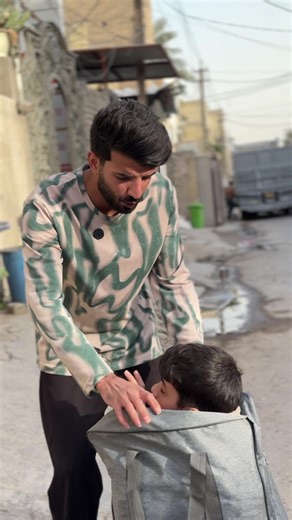 يبوك الذهب ويقدمه بطريقة فريدة