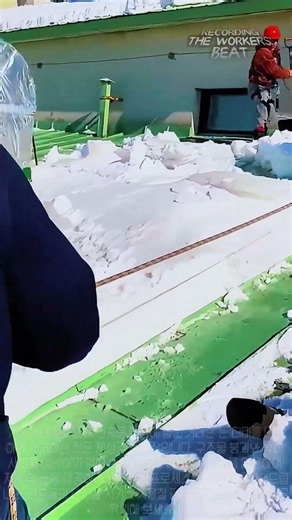 붕괴 위험 방지! 겨울철 대형 구조물 지붕 적설 제거 시공 현장 #worker #process #snowclearing #roofsafety #construction