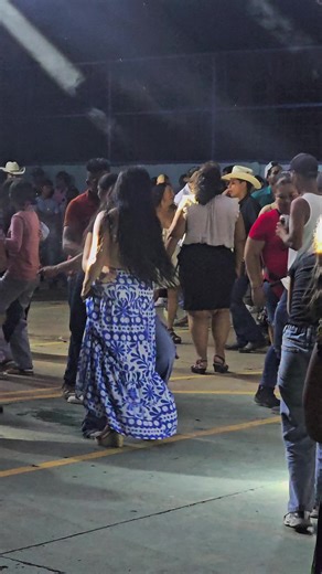 🎉 Así se está viviendo a lo grande el Gran Baile en la Feria de Barrio La Cruz, #Esmeralda #Jerez 💃🕺🎶 Una noche llena de ritmo, alegría y pura energía, donde la música pone a vibrar a todos los presentes y convierte cada momento en una verdadera fiesta. Familias, amigos y visitantes se dan cita para disfrutar, bailar y compartir en un ambiente sano y lleno de entusiasmo. Las luces, el sonido y el ambiente festivo crean una experiencia inolvidable, donde cada canción despierta sonrisas y cada
