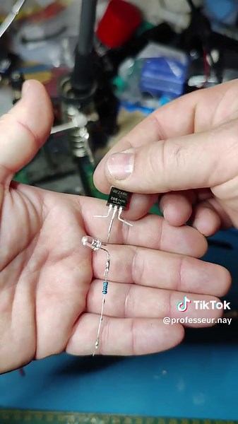 Petit montage électronique DIY avec Professeur Nay