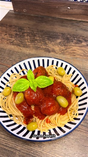 Vollkorn-Spaghetti mit veganen Hackbällchen in Tomatensauce Für 5-6 Kinder 1 kg Vollkornspaghetti Vegane Bällchen: 1 kleine Zwiebel (gehackt) 1 Packung veganes Hack (ca. 180-200 g, z. B. Mühlen Hack) 1 EL Tomatenmark Paprikapulver (geräuchert) nach Geschmack ½ Dose Kidneybohnen ½ Dose braune Linsen 1 EL Senf 2-3 EL Paniermehl Alles gut verkneten, kleine Bällchen formen und in Öl goldbraun anbraten. Dann: 1 EL Tomatenmark kurz mitrösten ca. 400 ml passierte Tomaten dazugeben würzen nach Geschmack