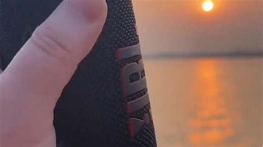 JBL第六代音箱升级音质体验，强劲低音震撼澎湃，续航持久稳定，户外居家皆宜，蓝牙连接快速流畅。