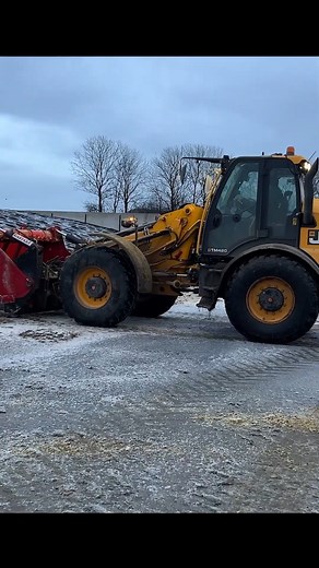 Changing a Bucket on a JCB Tractor #tractor #farmlife #Reels #FacebookReels #ShortVideos #VideoContent #ViralVideos #Trending #Entertainment #FunTimes #CreativeContent #InstaReels #ExplorePage #SocialMedia #DigitalContent #VideoOfTheDay #ShareTheJoy #fyp #boom | Tammie Martinez