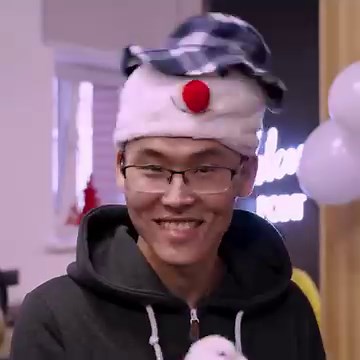 欄In the spirit of Advent, every day is a chance to be a small Santa...