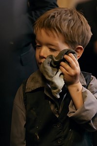 “Als iemand hier hem kan openen… geef ik diegene één miljoen dollar.” – De nacht waarop een kleine bedelaarsjongen de rijkste man in de kamer te slim af was In het begin merkte niemand de jongen op. Dat was precies hoe hij overleefde. Onder kristallen kroonluchters en torenhoge spiegels met gouden lijsten kwam onzichtbaarheid vanzelf voor mensen zoals hij. Hij bewoog zich geruisloos tussen de marmeren tafels, veegde gemorste champagne weg en verzamelde weggegooide servetten terwijl het gelach te