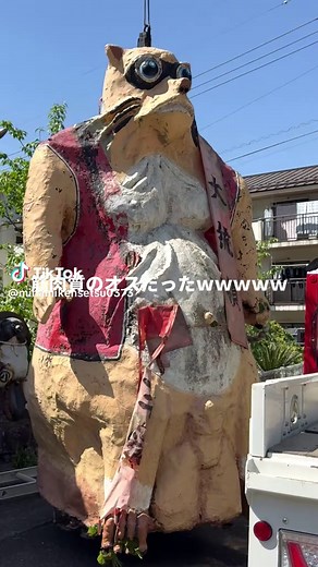 南建設の名物になりました⭐︎ なんとこの子…昭和61年9月11日に建立した とっても歴史あるたぬき！！！！✨ この度、つるぎ町にある万福寺様から処分してほしいというご依頼がありまして、処分することになりました。 歴史あるこの子を処分するのは残念すぎる！という社長の思いから、南建設で引き取ることにしました⭐︎ (※万福寺様には了承を得ております！) 実はたぬきのお引越しは2回目☺️ 元々は小松島警察署に置いていたそうですよ〜☺︎ 小松島警察署▶︎万福寺▶︎南建設 …とだんだんと西の方に移動してきておりますww 近くへお越しの際は是非見に来てくださいね✨ …ついでにDotcon も見に来てくださいね🤭 #建設業 #たぬき #名物 #日常 #徳島県